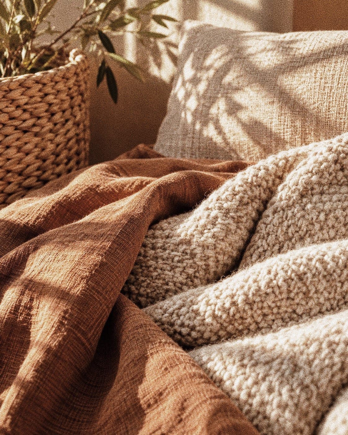 Terracotta en crème textiel in laag strijklicht